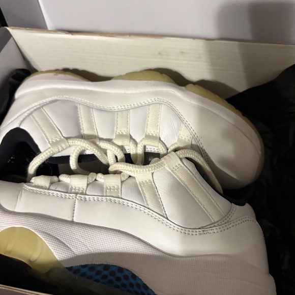 Grade School Jordans - Picture 3 of 3